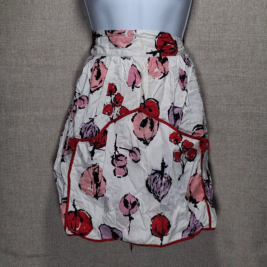 Vintage Kitchen Apron with Big Pockets in White with a Veggie Pattern
