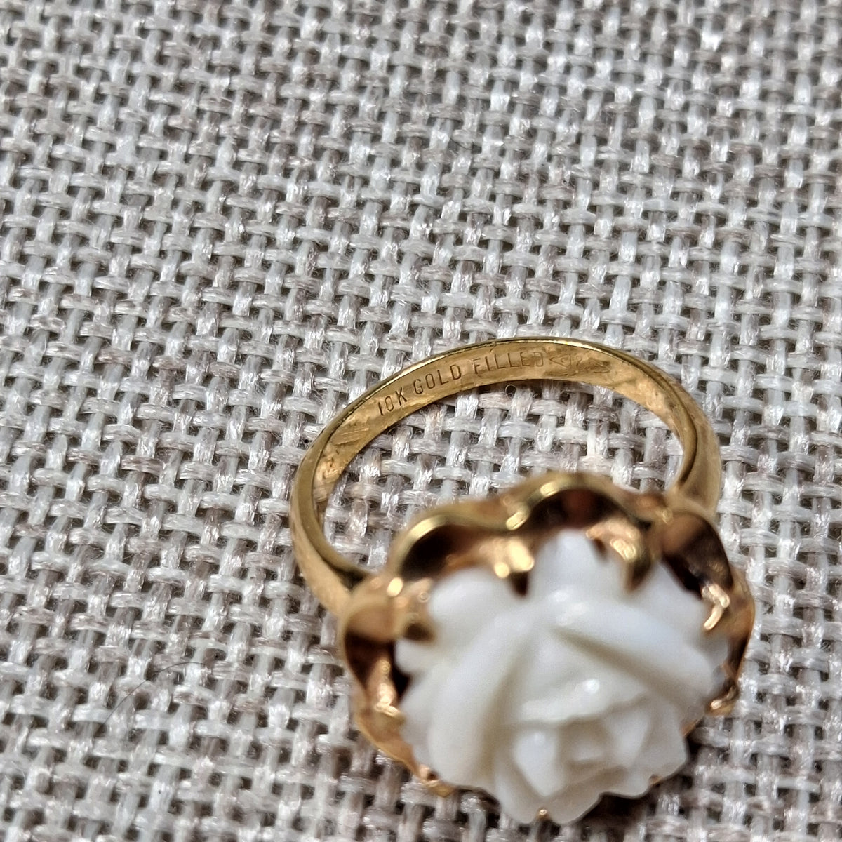 Vintage 10K Gold Plated Ring with a Solitaire White Flower: Size 4.5