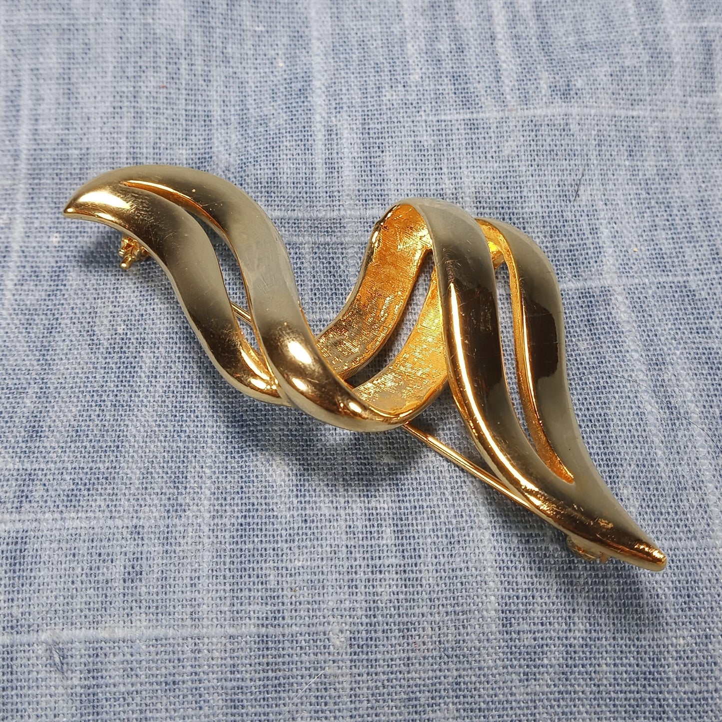 1980s Vintage Swirl Pin in Gold Tone Metal by M Gent