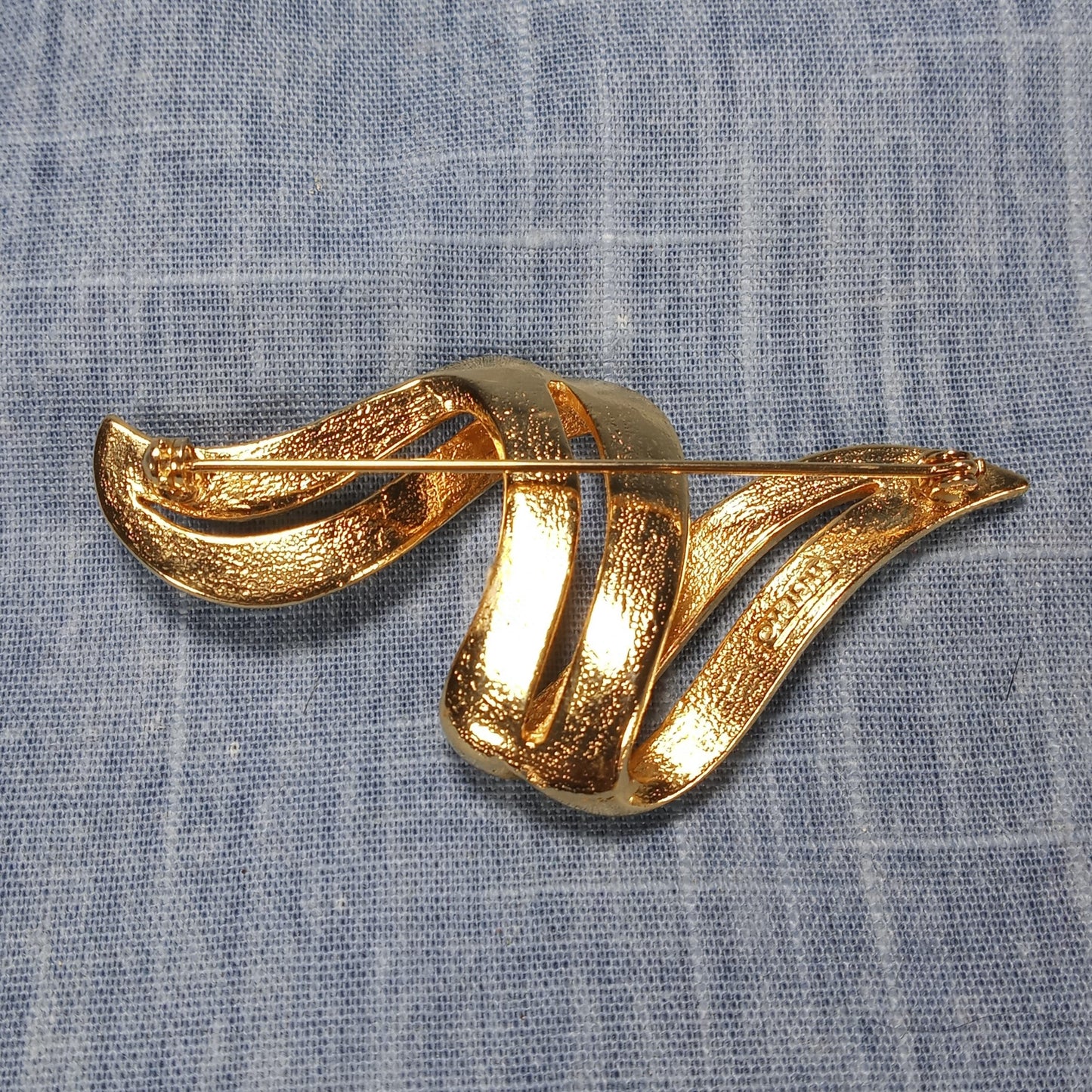 1980s Vintage Swirl Pin in Gold Tone Metal by M Gent