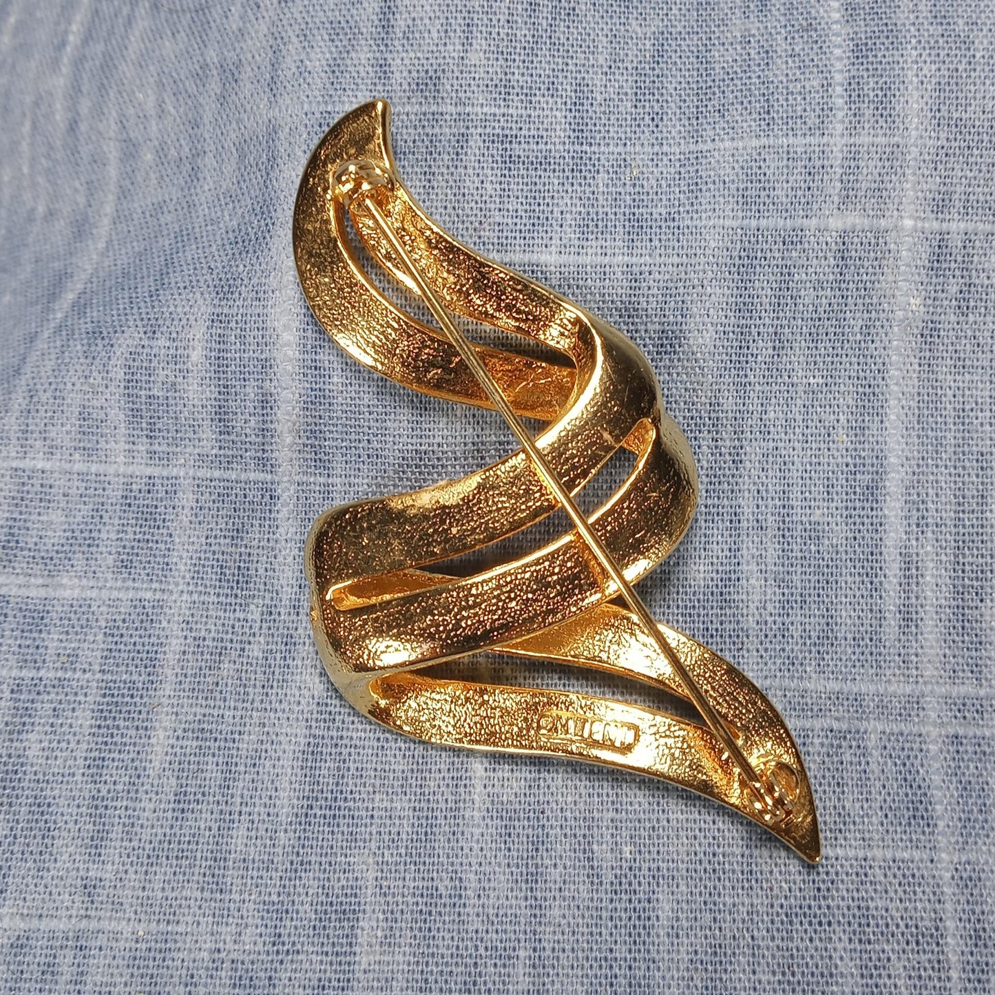 1980s Vintage Swirl Pin in Gold Tone Metal by M Gent