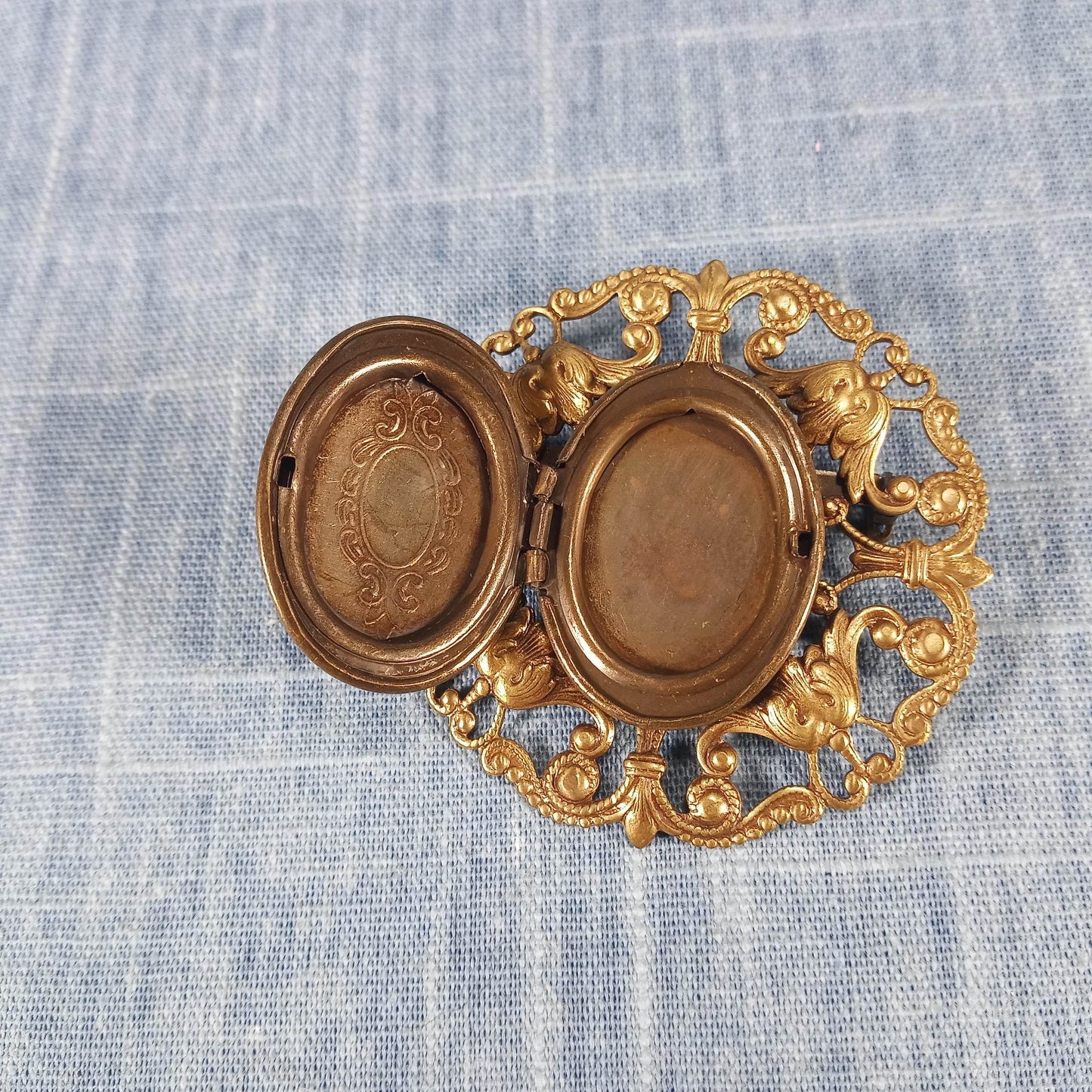 1940s Vintage Locket Brooch with Gold Tone Metal Work