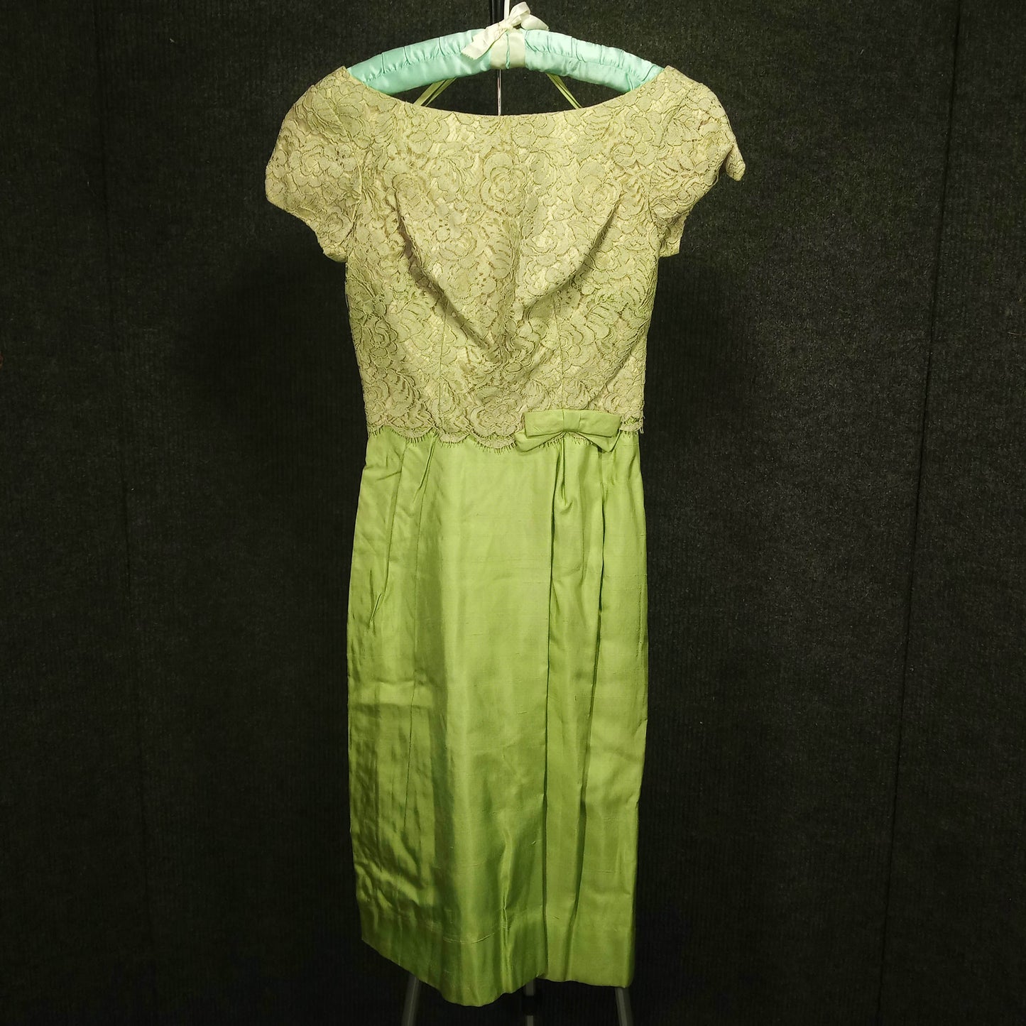 1950's Celery Green Lace Bodice Silk Wiggle Dress by Mardi Gras – New York