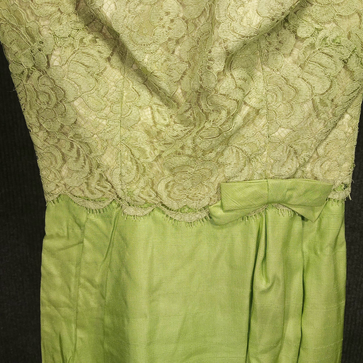 1950's Celery Green Lace Bodice Silk Wiggle Dress by Mardi Gras – New York