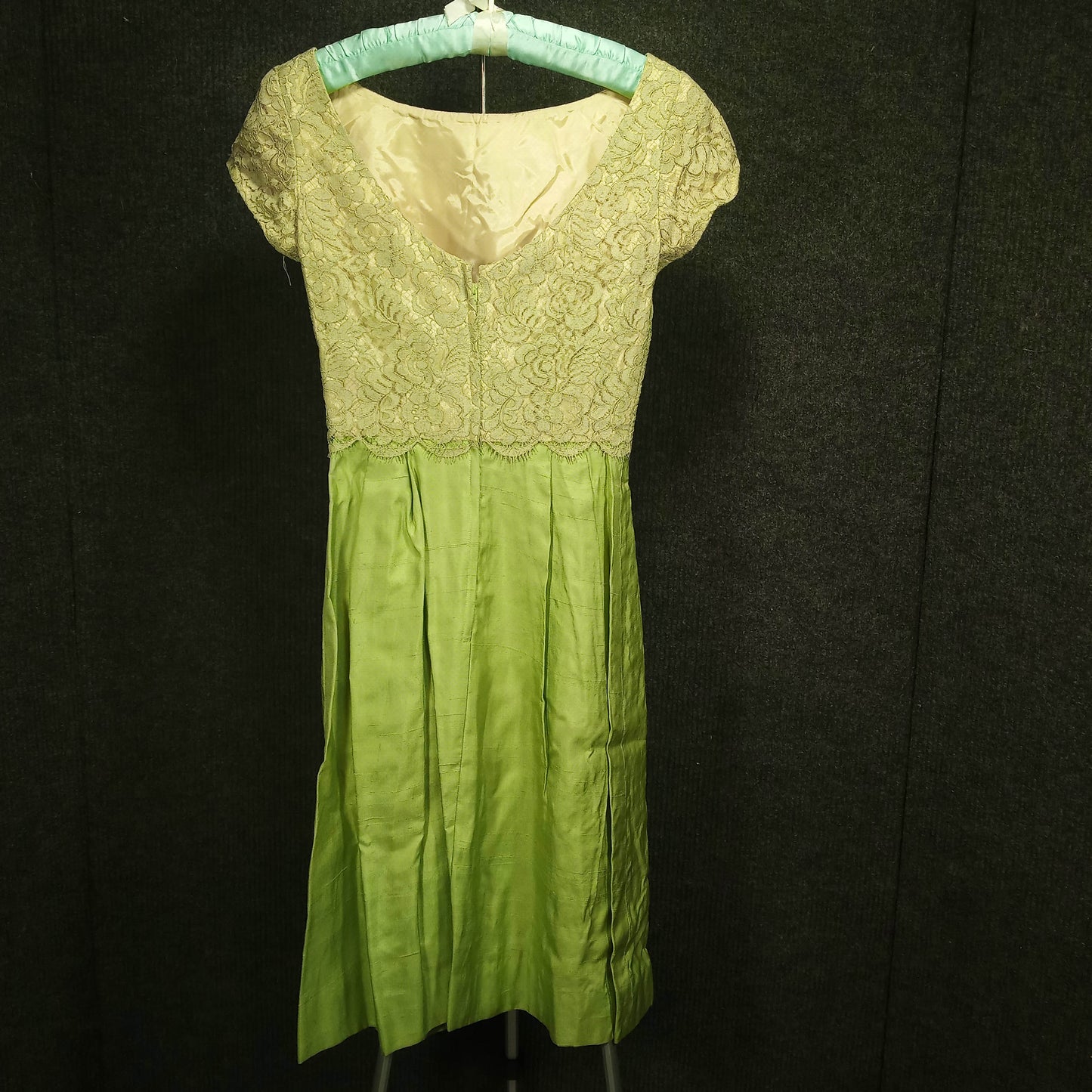 1950's Celery Green Lace Bodice Silk Wiggle Dress by Mardi Gras – New York