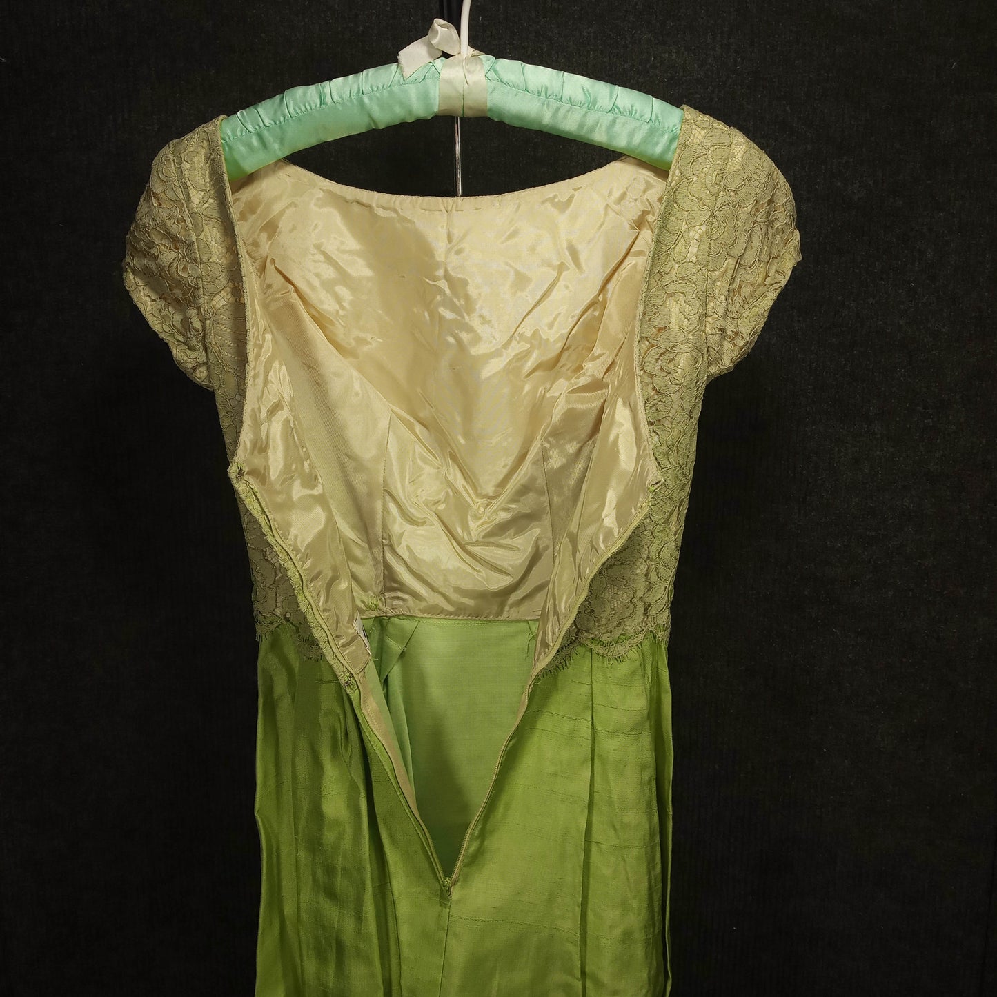 1950's Celery Green Lace Bodice Silk Wiggle Dress by Mardi Gras – New York