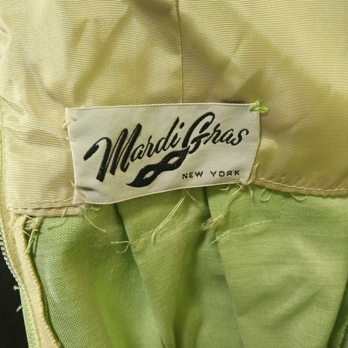 1950's Celery Green Lace Bodice Silk Wiggle Dress by Mardi Gras – New York