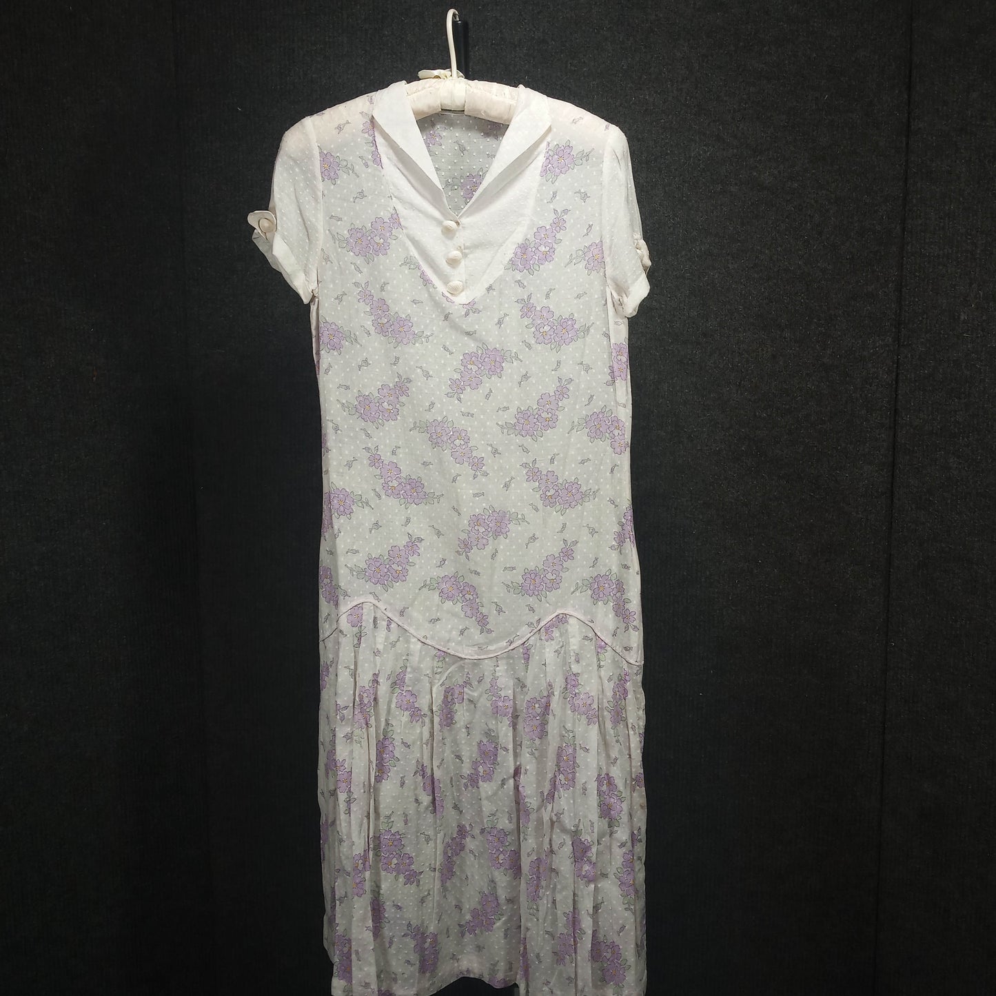 1920's White Lavender Floral Cotton Drop Waste Lawn dress