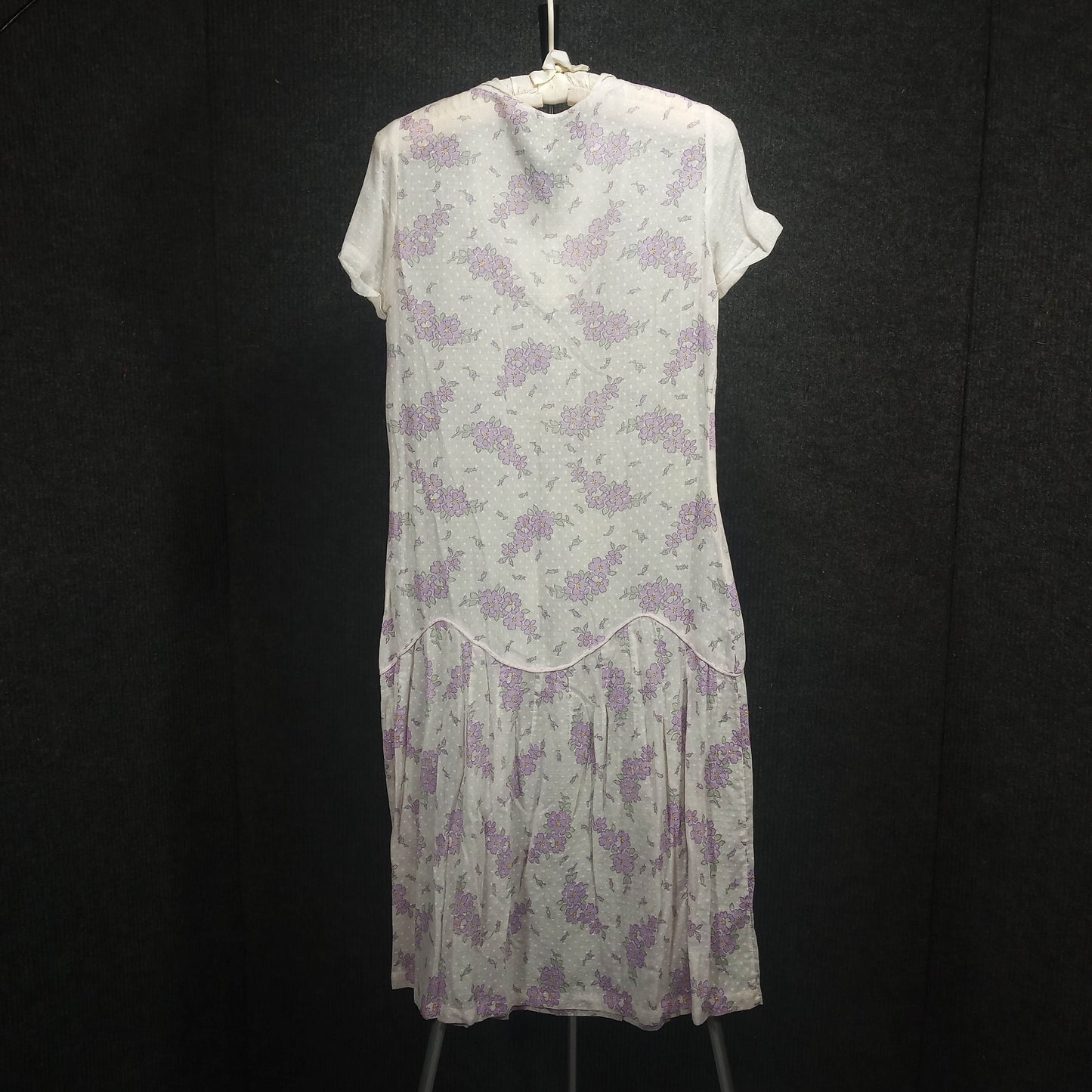 1920's White Lavender Floral Cotton Drop Waste Lawn dress