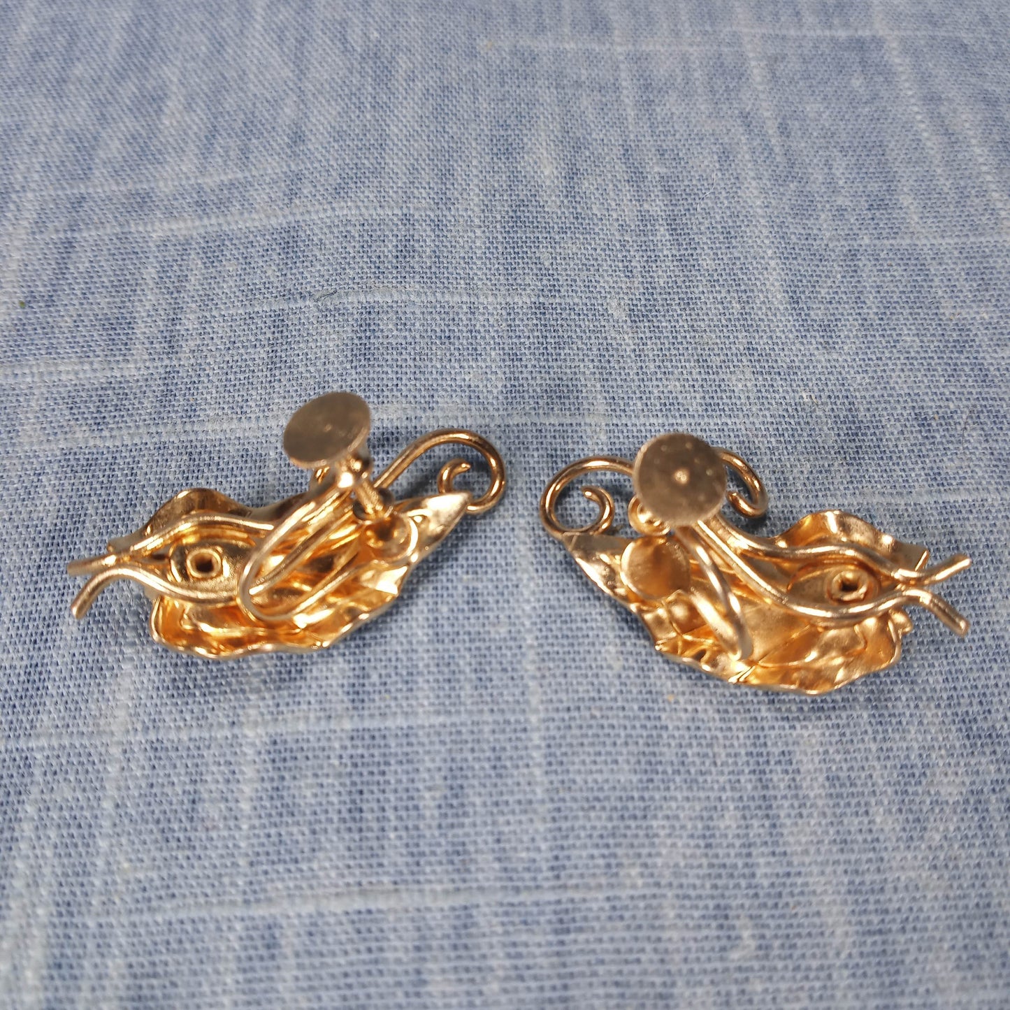 1970s Vintage Screw Back Earrings with a Gold Tone Leaf and a Pink Rhinestone