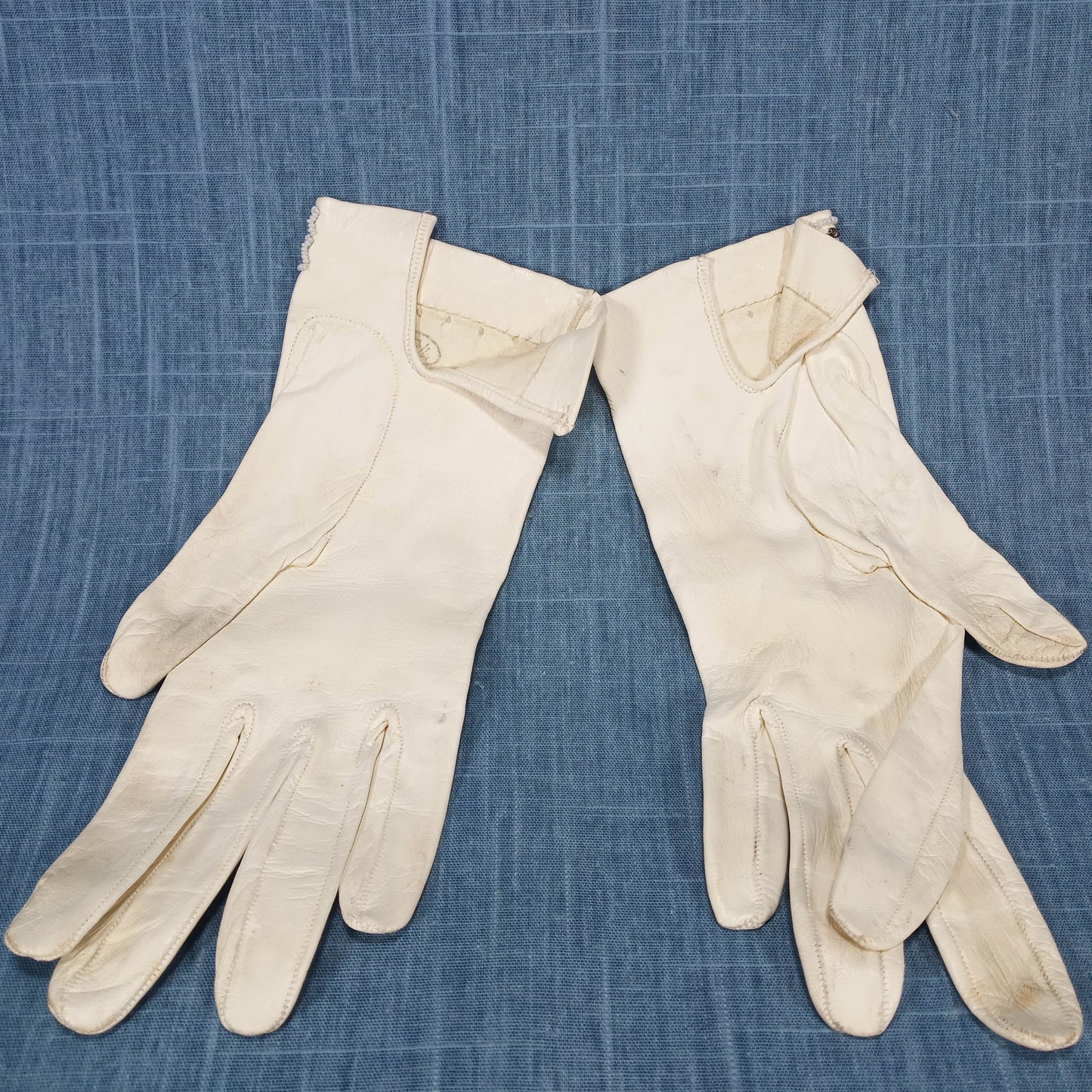1950s White Kid Leather Short Gloves with Pearls and Rhinestones