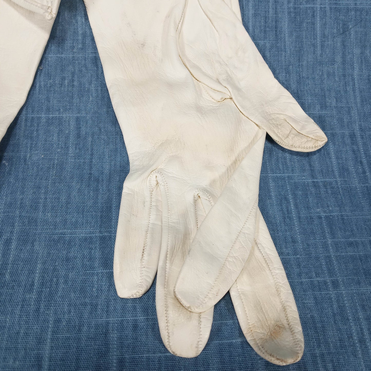 1950s White Kid Leather Short Gloves with Pearls and Rhinestones