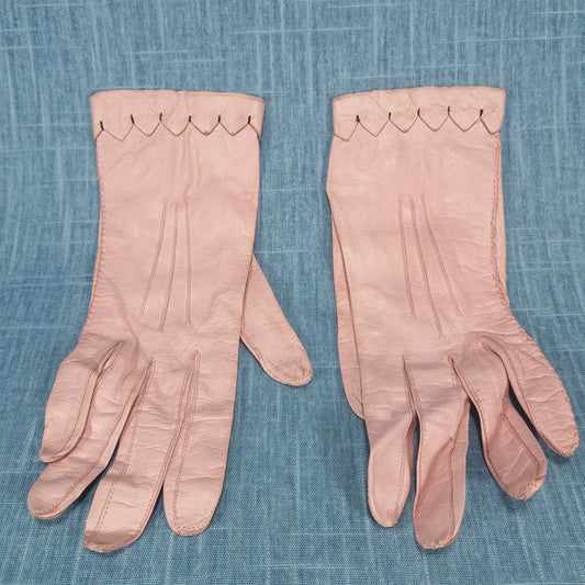 1940s Vintage Pink Kid Leather Short Gloves with Wrist Detail