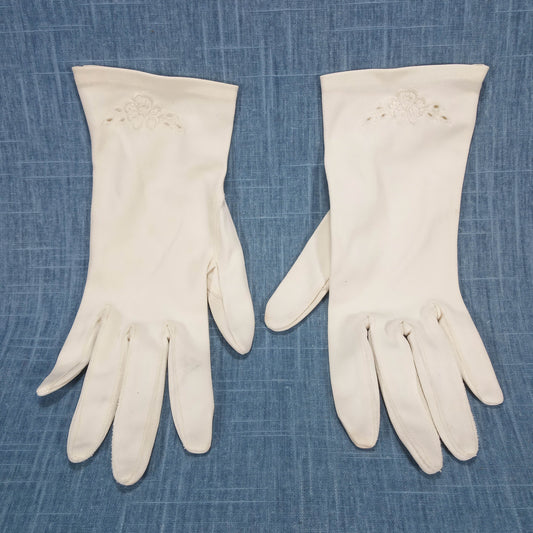 1950s Vintage White Fabric Short Gloves with Embroidered Flower Details
