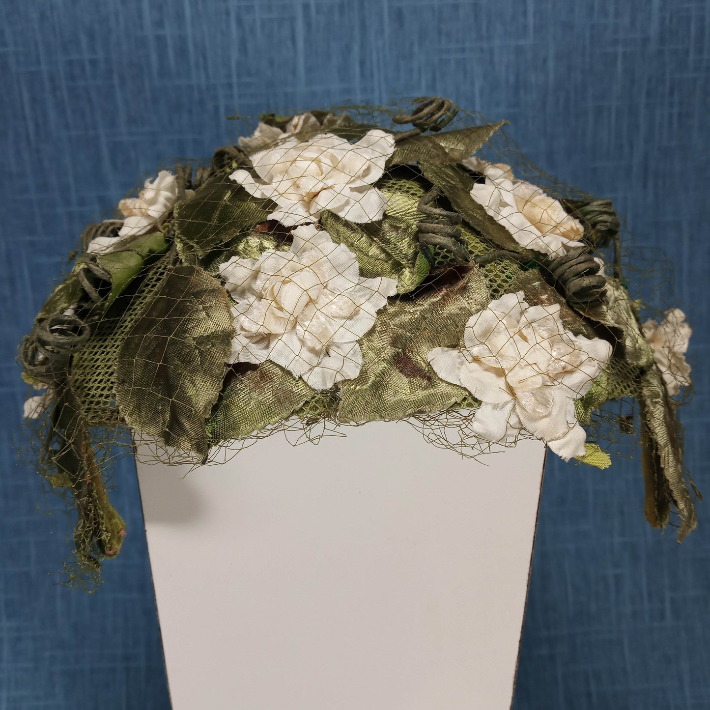 1950s White Flower Green Leaf Topper Hat
