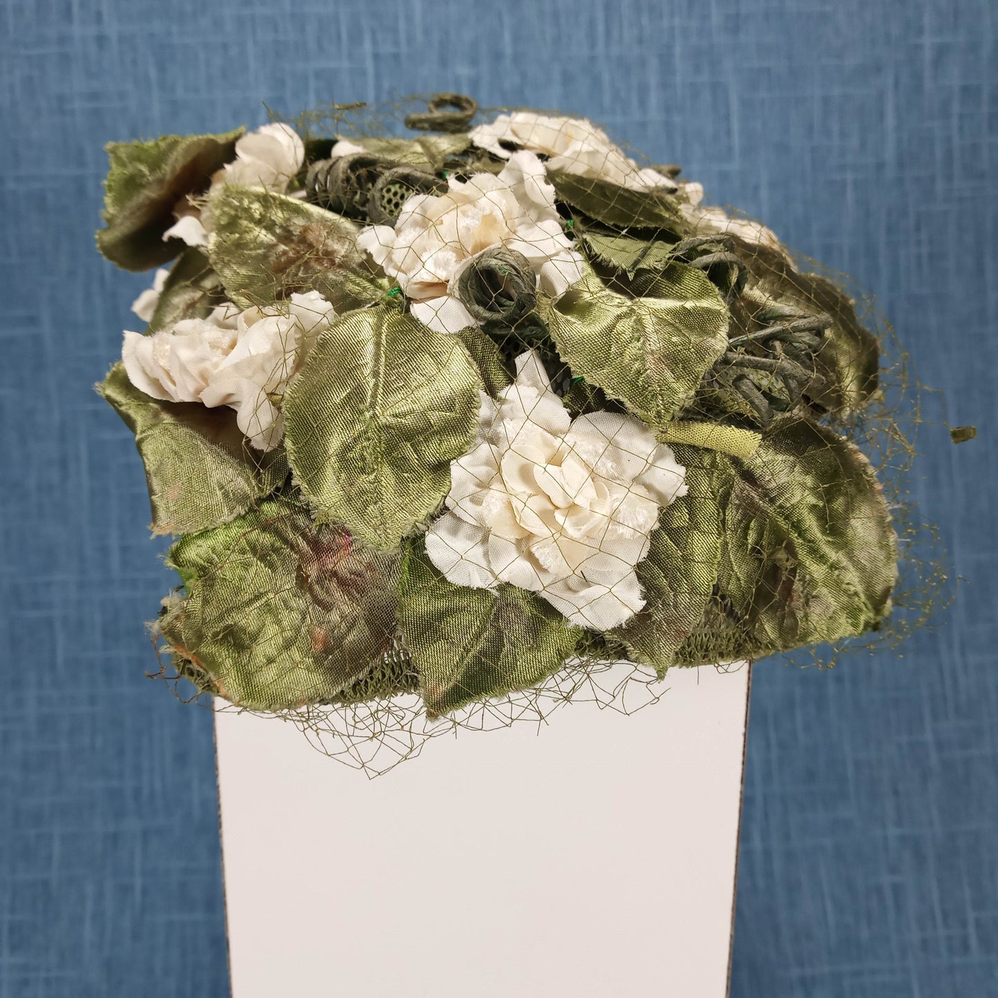1950s White Flower Green Leaf Topper Hat