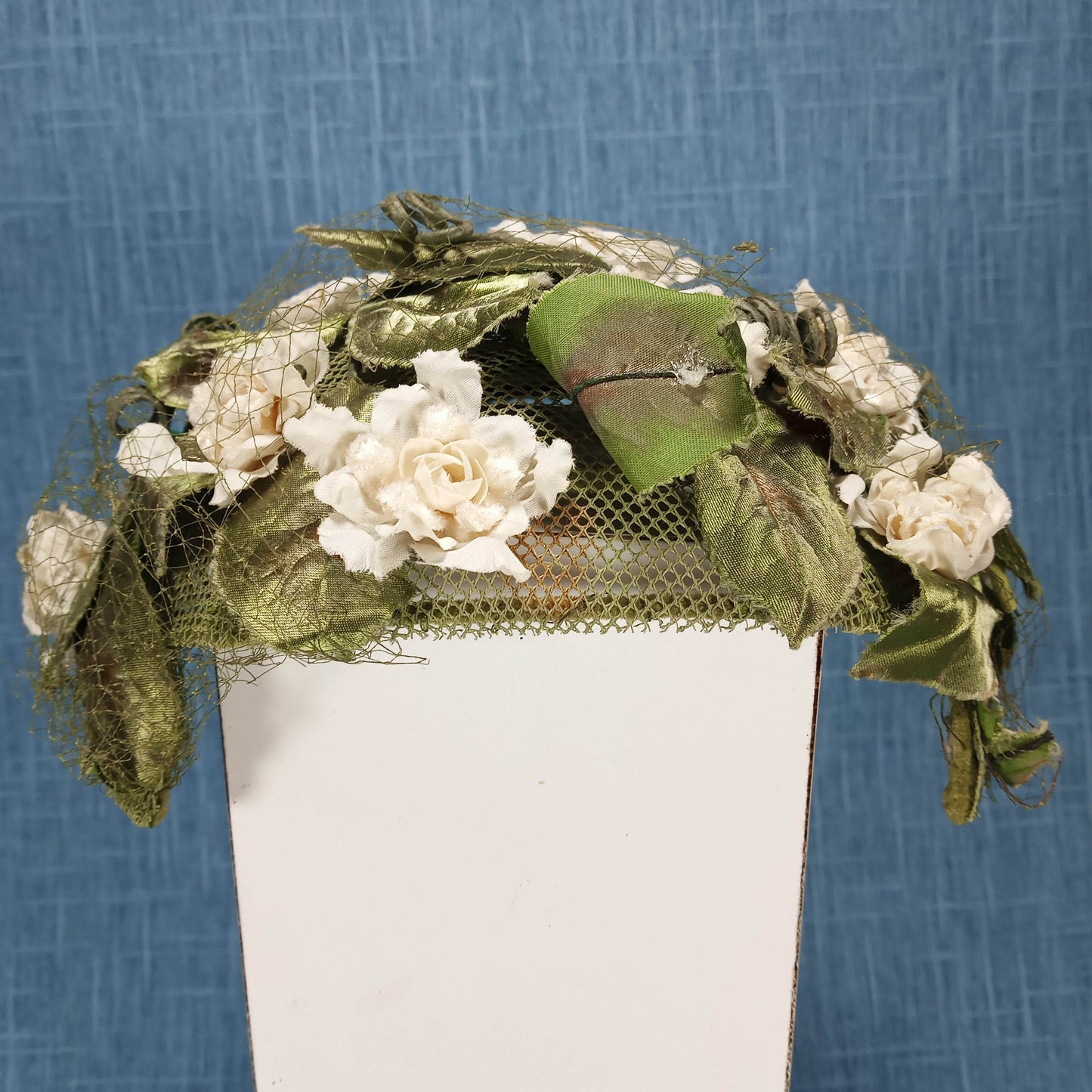 1950s White Flower Green Leaf Topper Hat