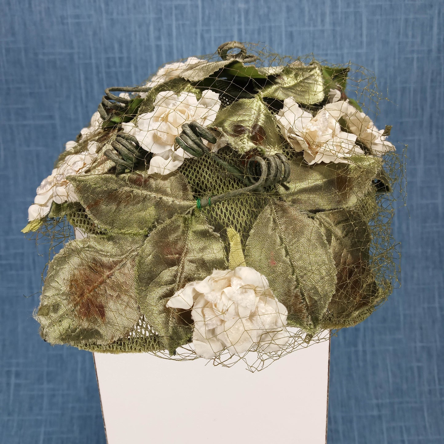 1950s White Flower Green Leaf Topper Hat