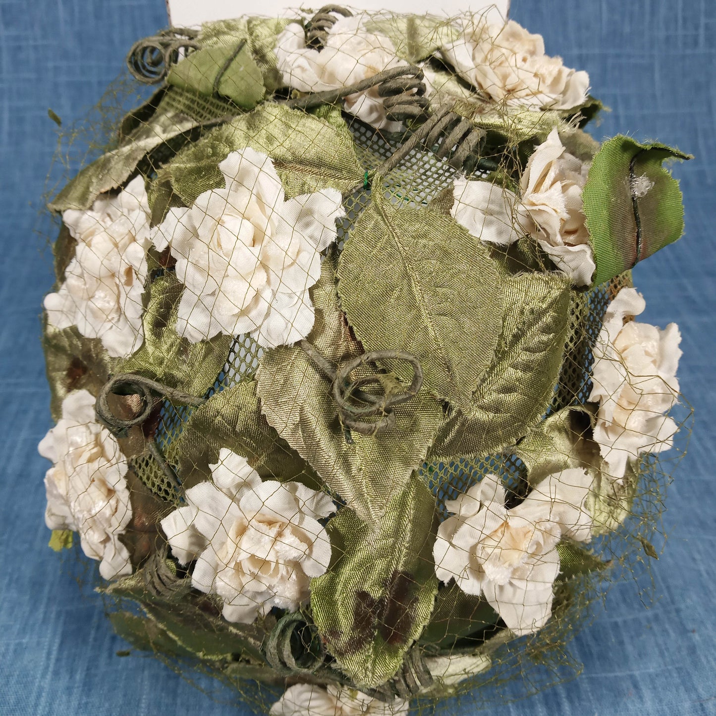 1950s White Flower Green Leaf Topper Hat