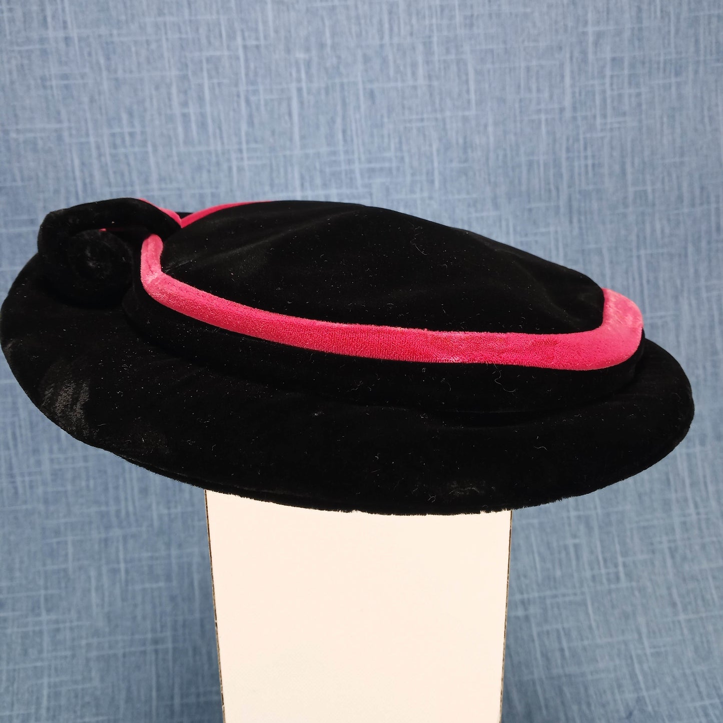 1940s Black Fuchsia Velvet Squiggle Topper Hat by Marshall Field and Co