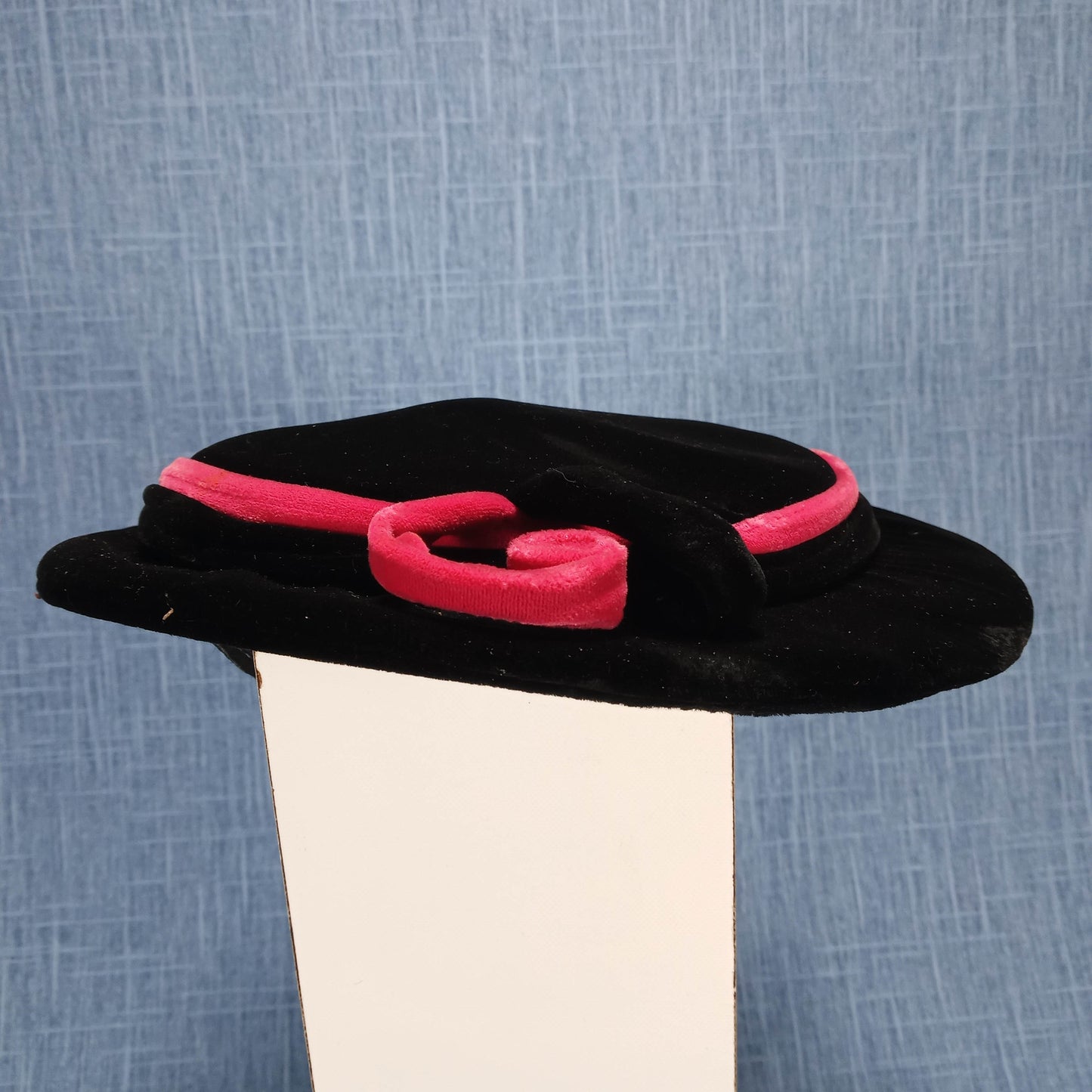 1940s Black Fuchsia Velvet Squiggle Topper Hat by Marshall Field and Co