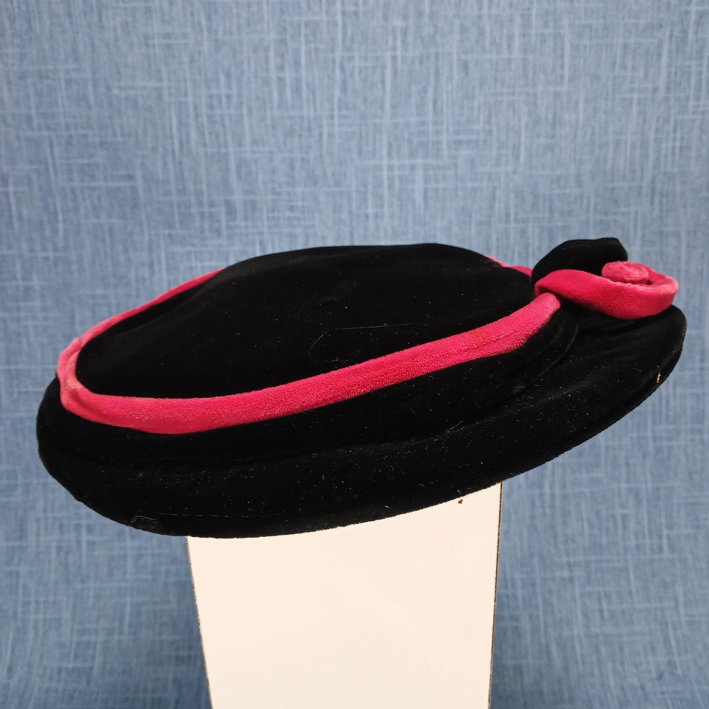 1940s Black Fuchsia Velvet Squiggle Topper Hat by Marshall Field and Co