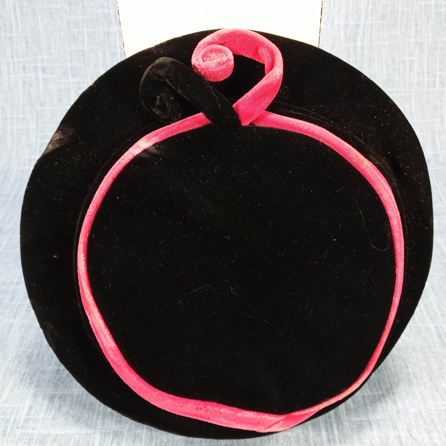 1940s Black Fuchsia Velvet Squiggle Topper Hat by Marshall Field and Co