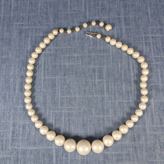 1960s Vintage Necklace with a Single Row of Graduating White Beads