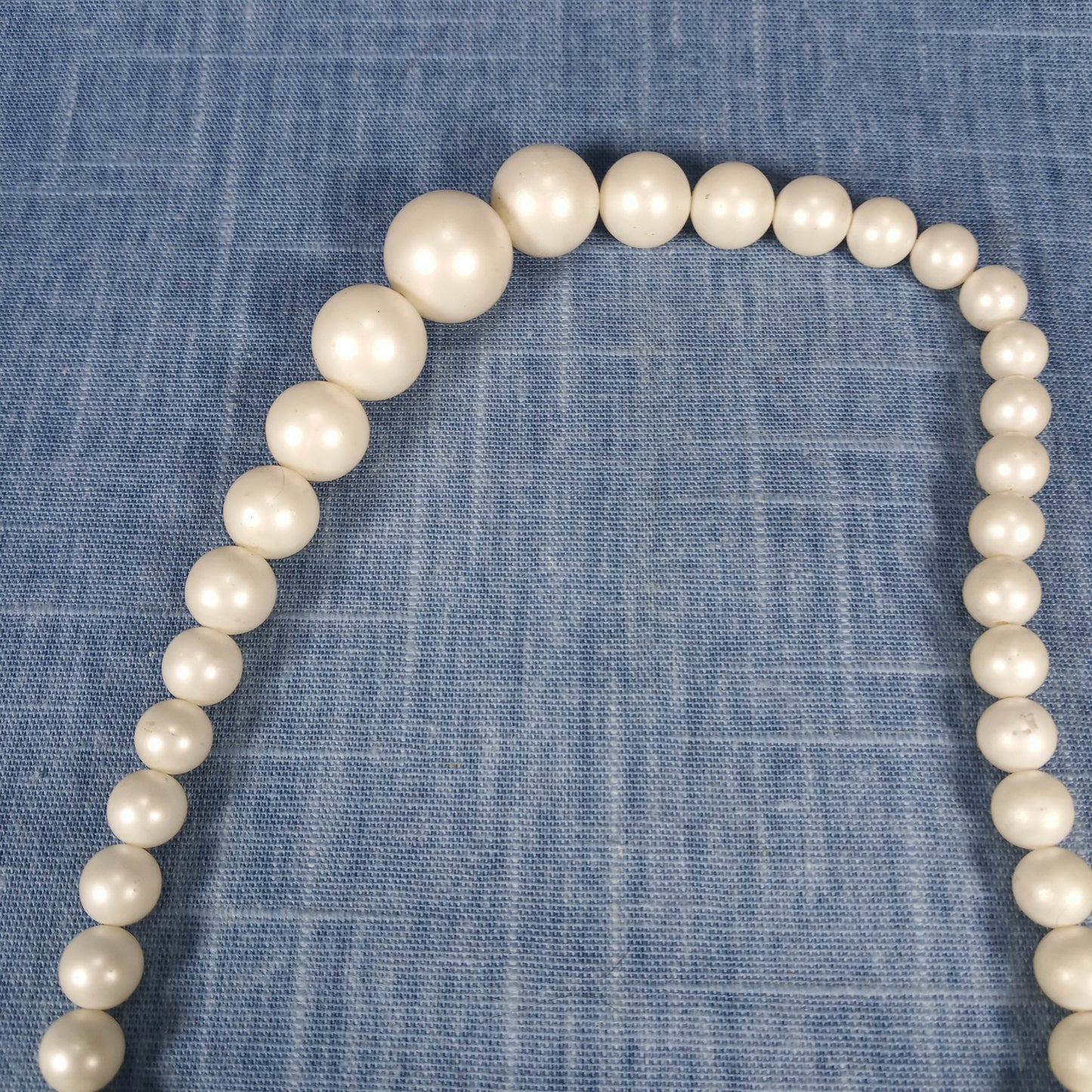 1960s Vintage Necklace with a Single Row of Graduating White Beads