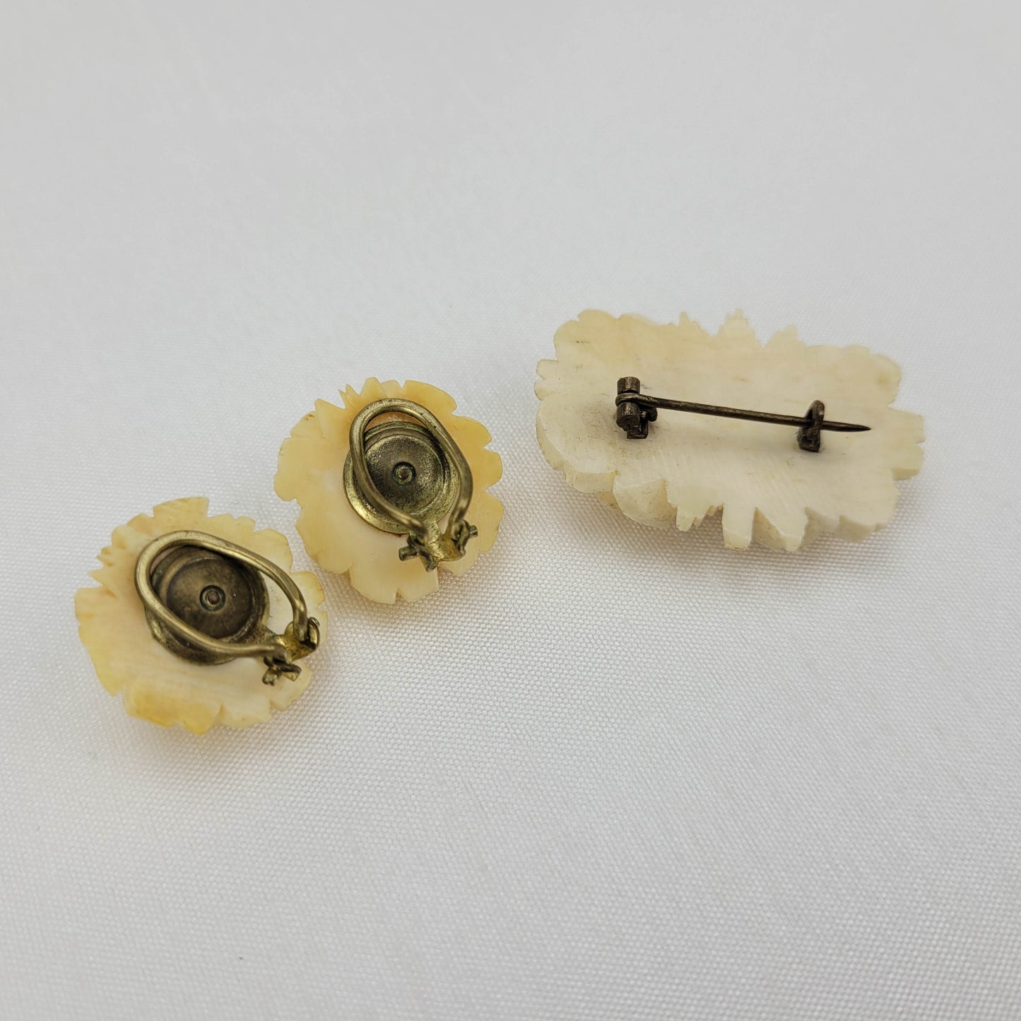 1950s Cream Rose Bakelite Brooch and Earrings Set