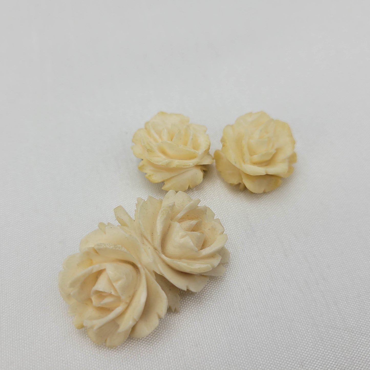 1950s Cream Rose Bakelite Brooch and Earrings Set