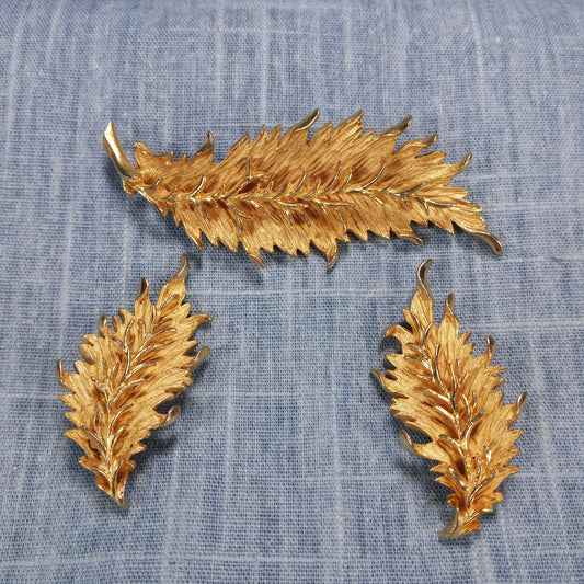 1970s Vintage Gold Tone Leaf Brooch and Earring Set by Hattle Carnagie