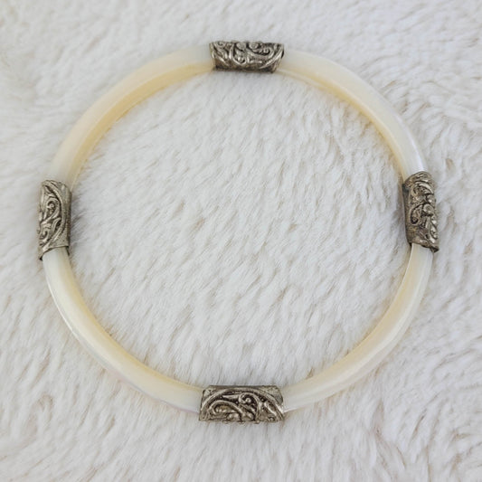 1940's Vintage Pearlescence Bracelet with Silver Metal Highlights