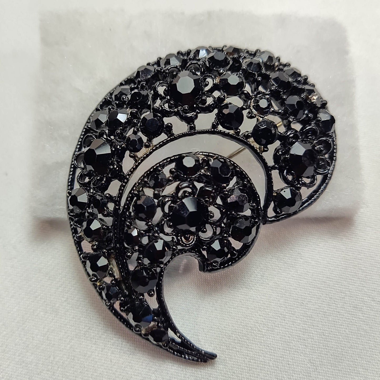 1940s Black Rhinestone Swirl Mourning Brooch