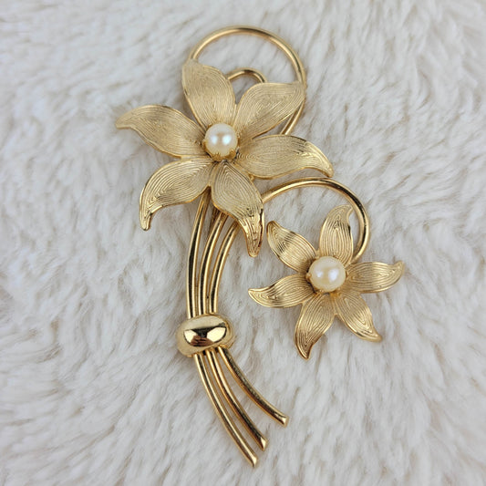 1950's Vintage Gold Tone Metal Flower Spray Pin with Real Pearls