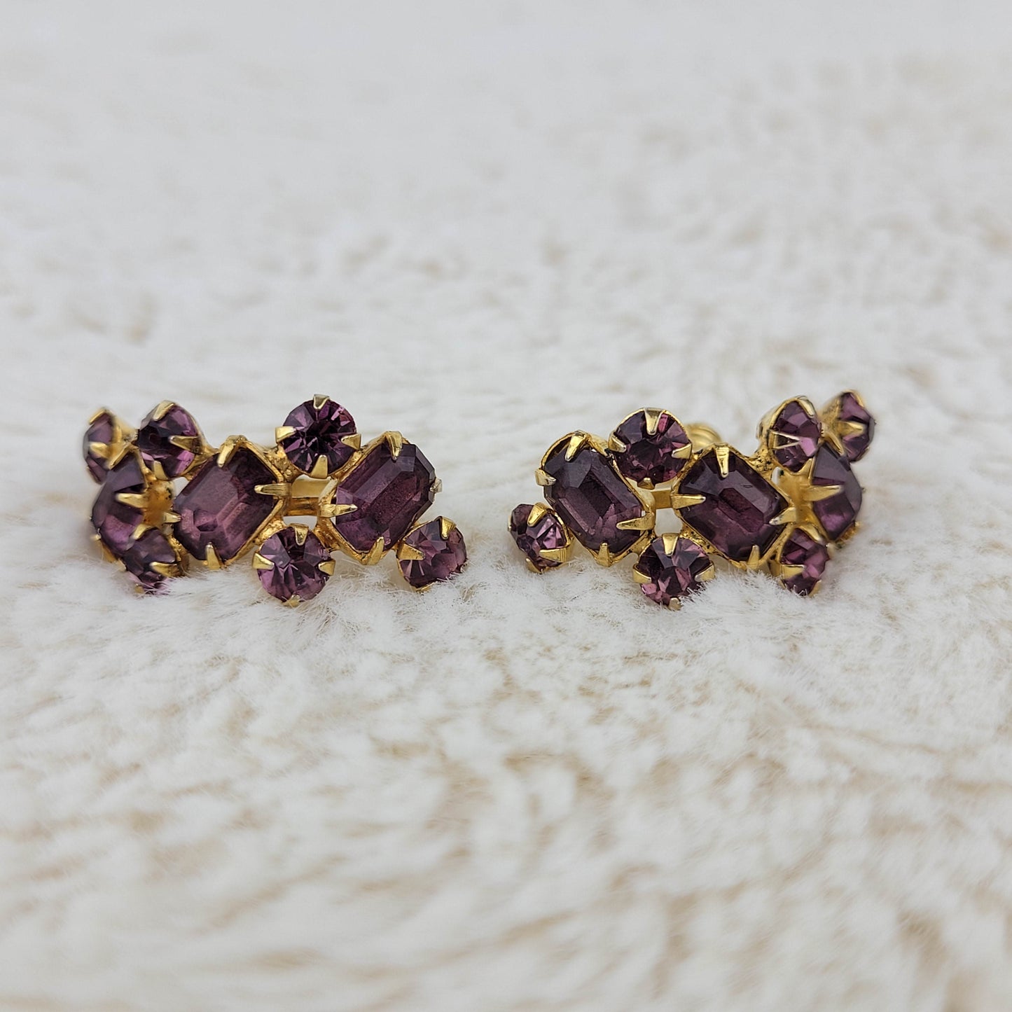 1940's Plumb Rhinestone Gold Tone Metal Screwback Earrings