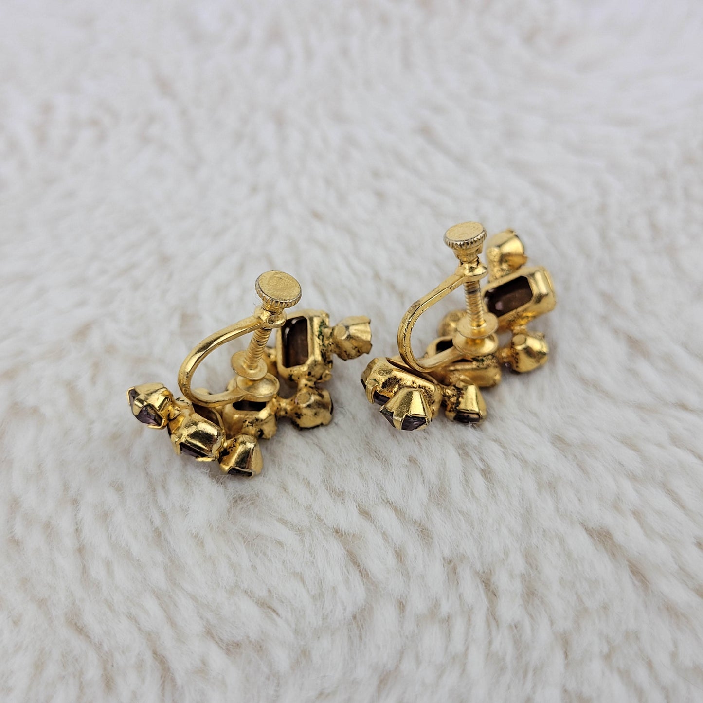 1940's Plumb Rhinestone Gold Tone Metal Screwback Earrings