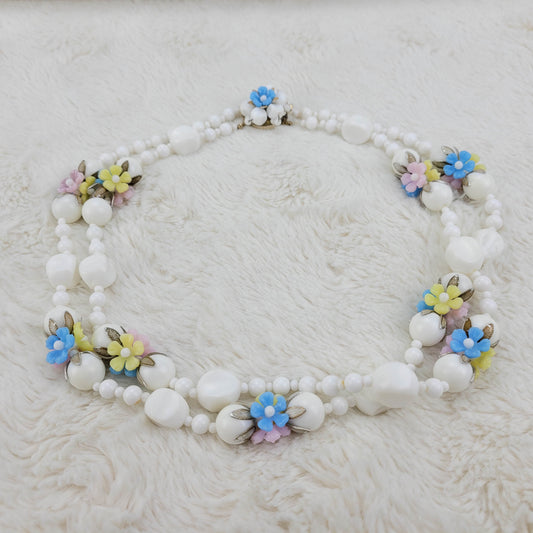 1940s Vintage Necklace with White Beads and Flowers from Hong Kong