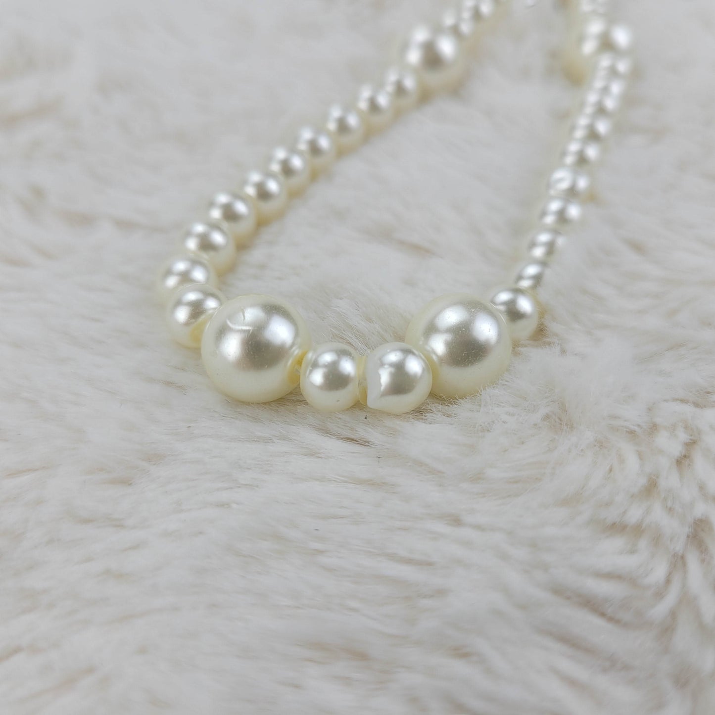 1950s Vintage Necklace with a Single String of Large and Small Alternating Pearl Beads