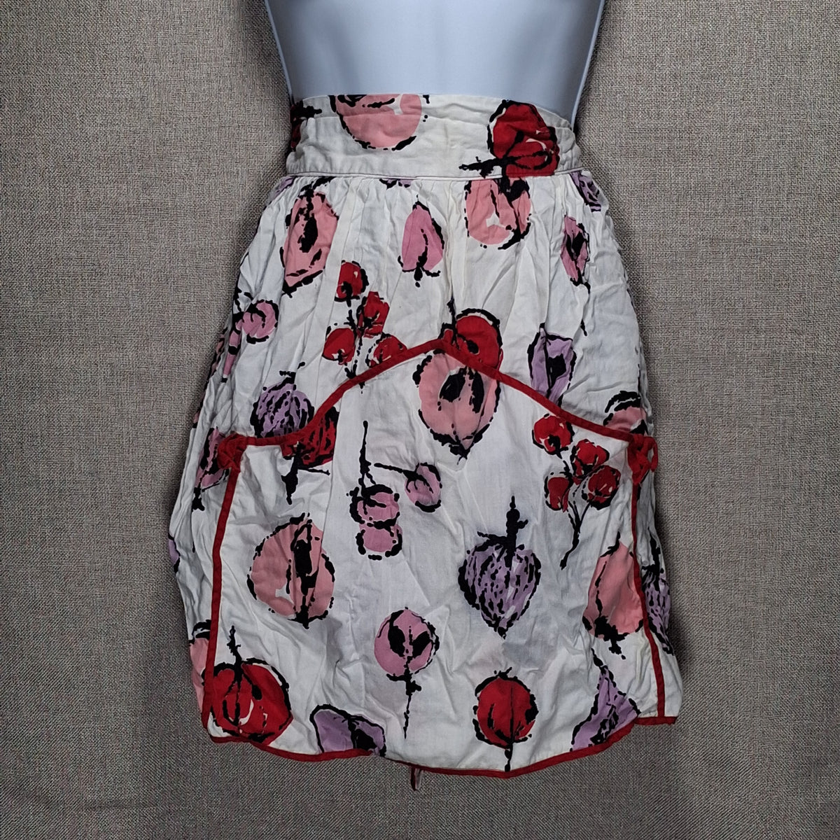 Vintage Kitchen Apron with Big Pockets in White with a Veggie Pattern