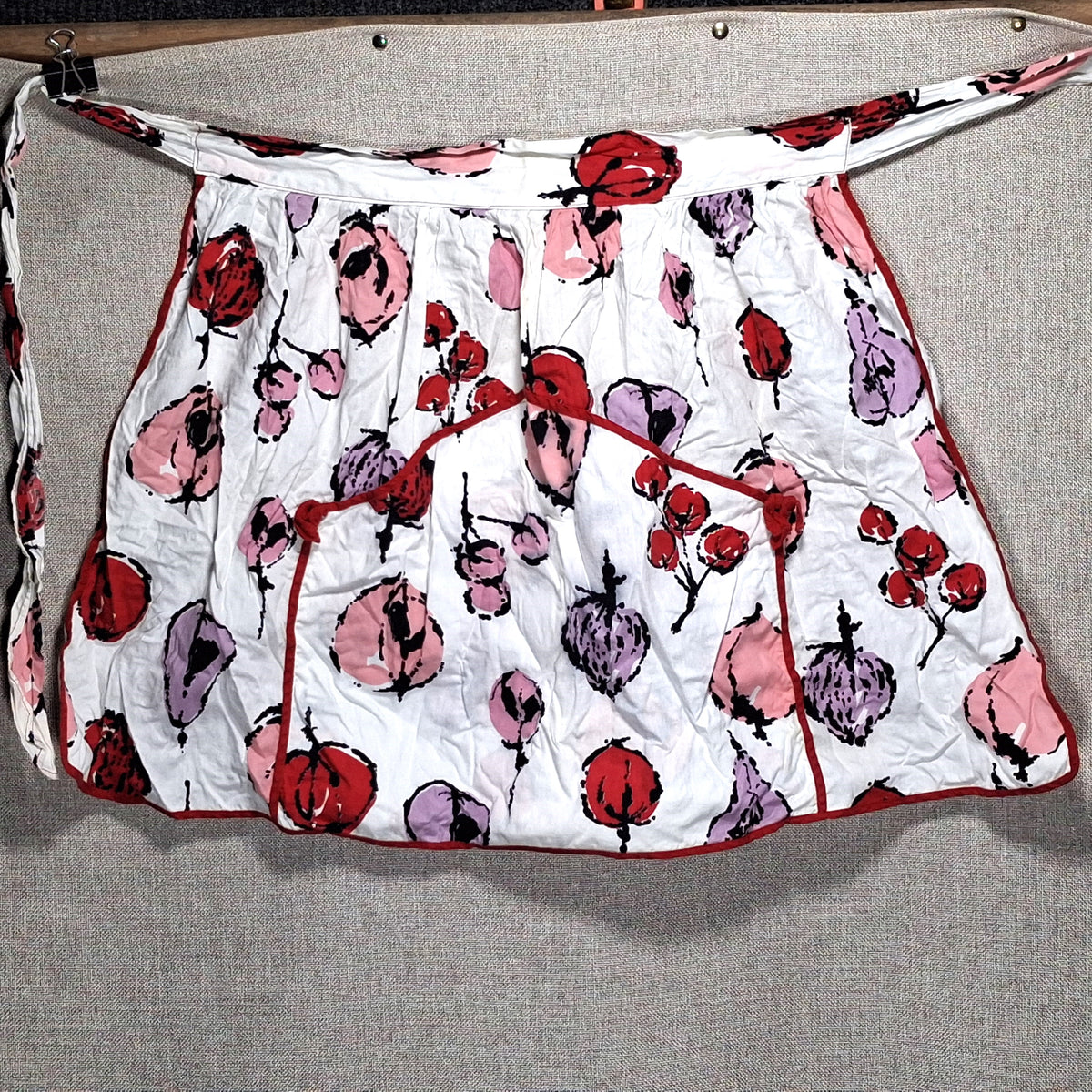 Vintage Kitchen Apron with Big Pockets in White with a Veggie Pattern