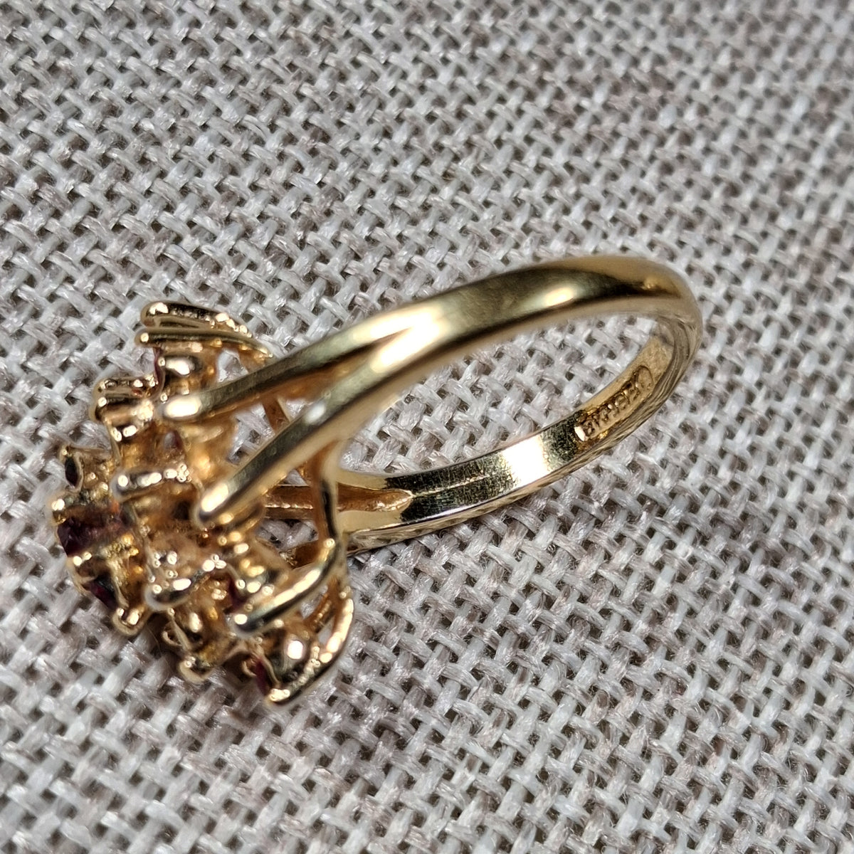 Vintage 18k Gold Plated Ring with Red Rhinestones in a Flower Pattern: Size 7