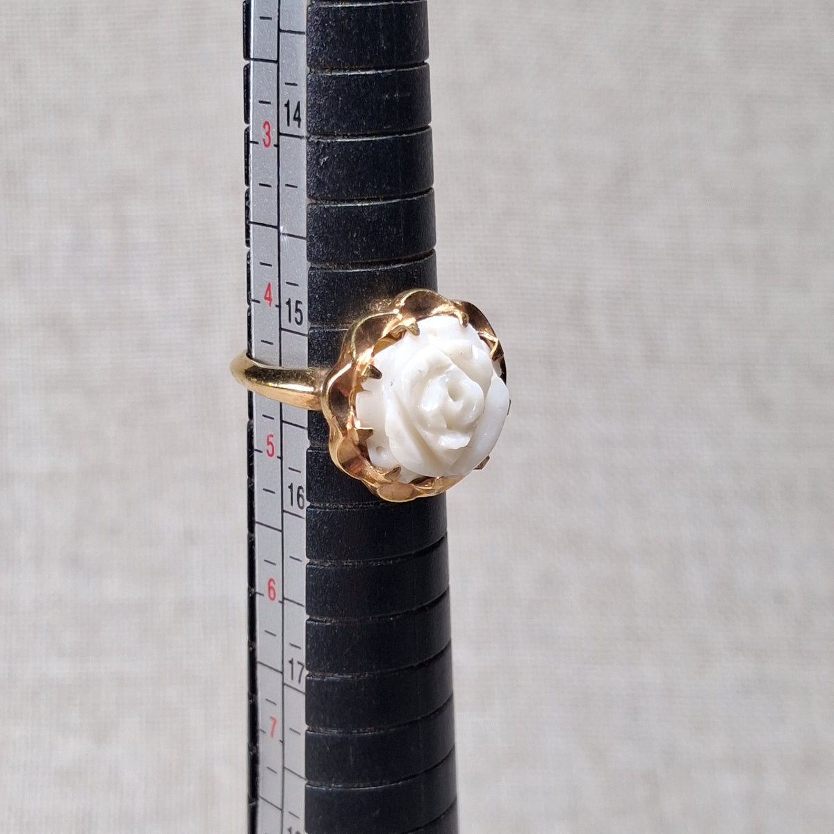 Vintage 10K Gold Plated Ring with a Solitaire White Flower: Size 4.5