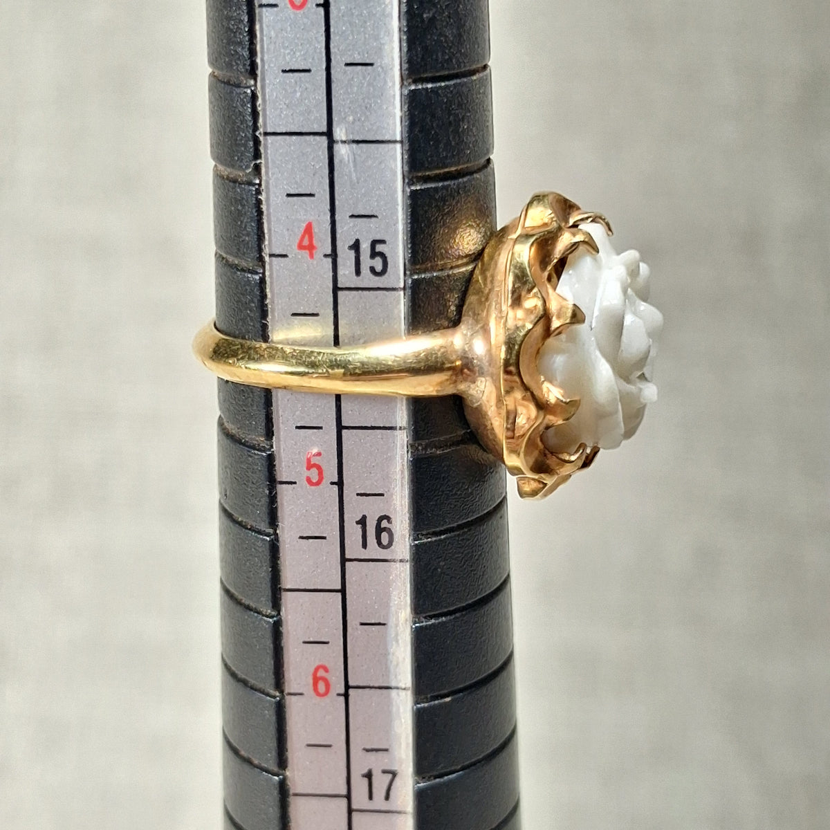 Vintage 10K Gold Plated Ring with a Solitaire White Flower: Size 4.5