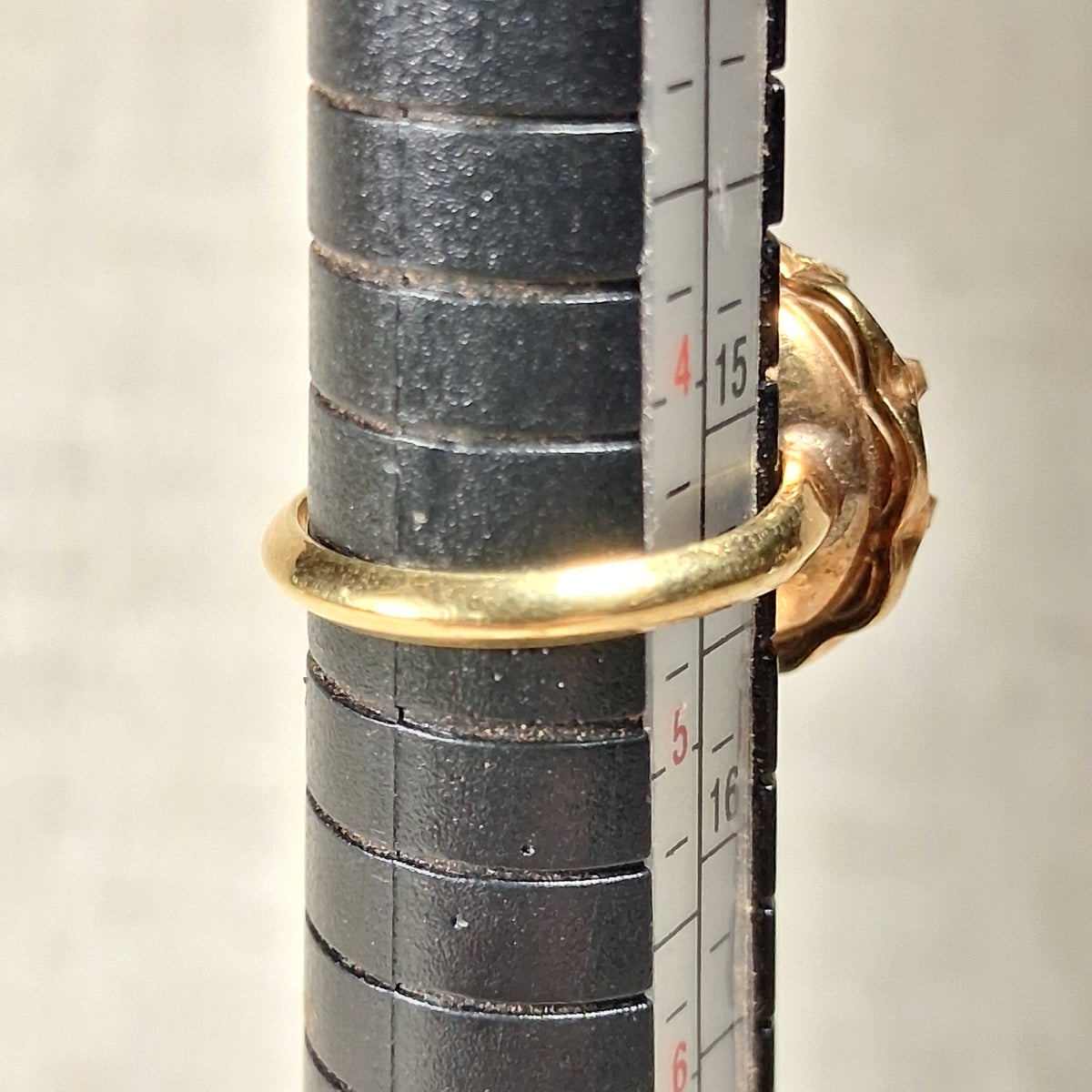Vintage 10K Gold Plated Ring with a Solitaire White Flower: Size 4.5