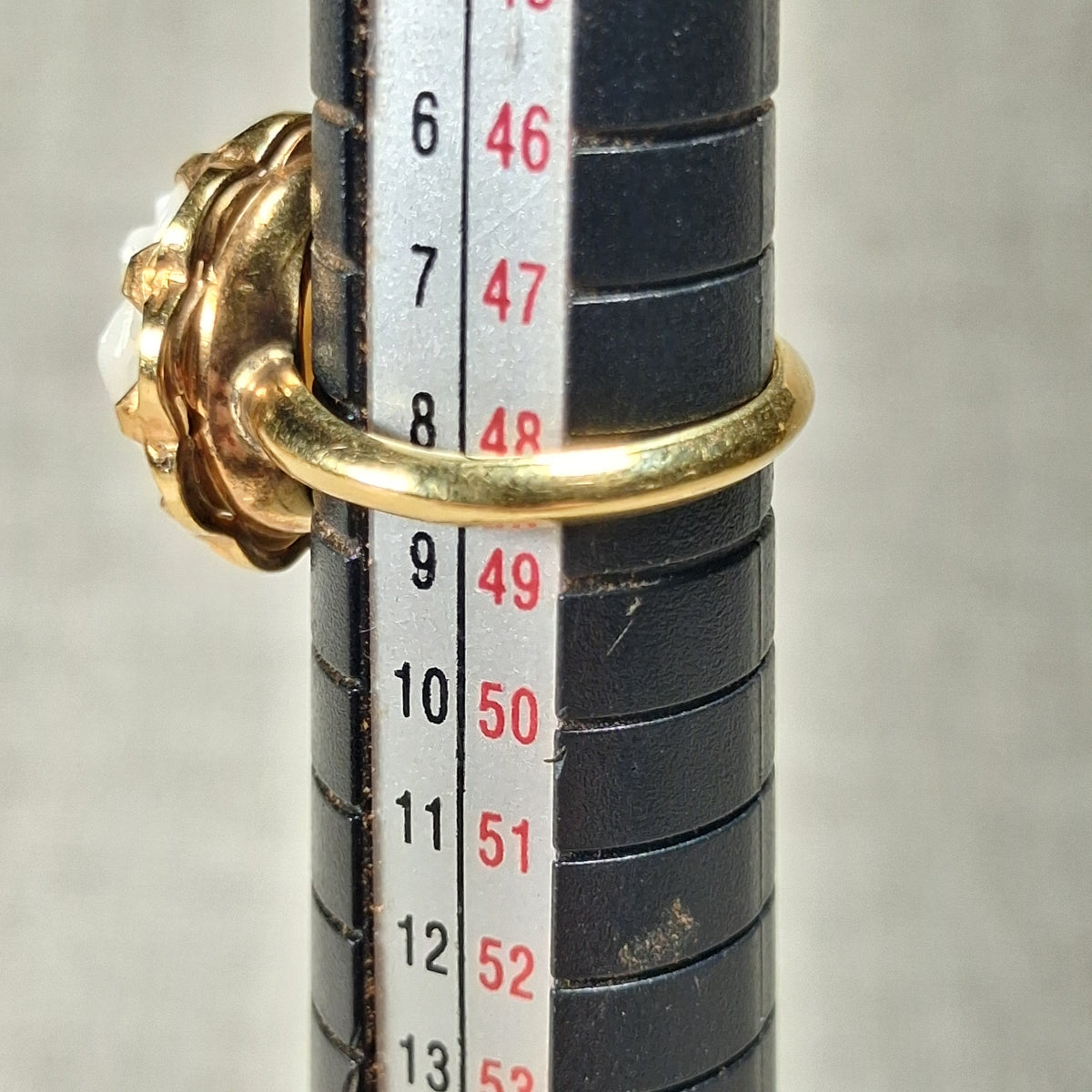 Vintage 10K Gold Plated Ring with a Solitaire White Flower: Size 4.5