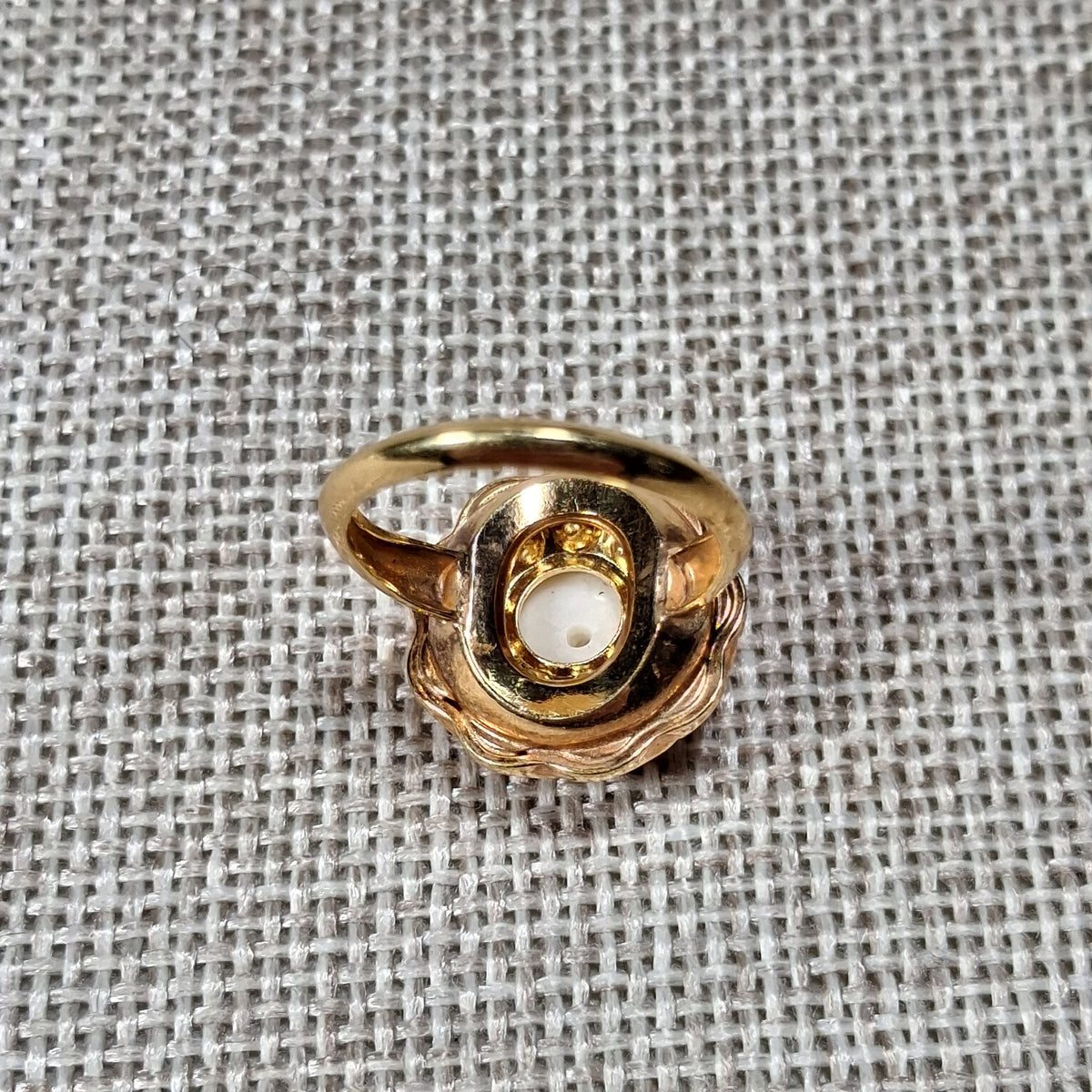 Vintage 10K Gold Plated Ring with a Solitaire White Flower: Size 4.5