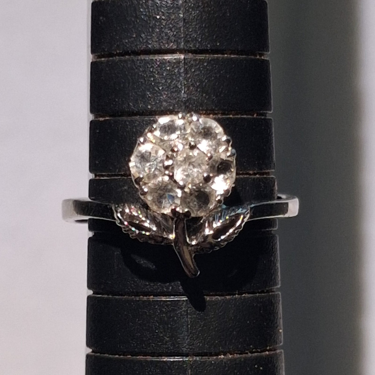 Vintage 14K White Gold Plated Ring with Clear Rhinestones in a Flower Design: Size 6.5