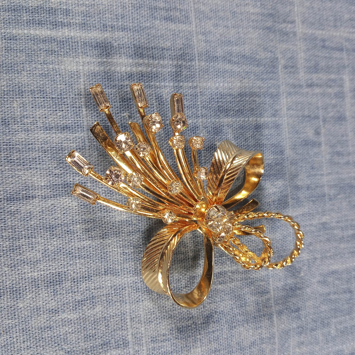 1990s Vintage Bow Spray Pin with Clear Rhinestones