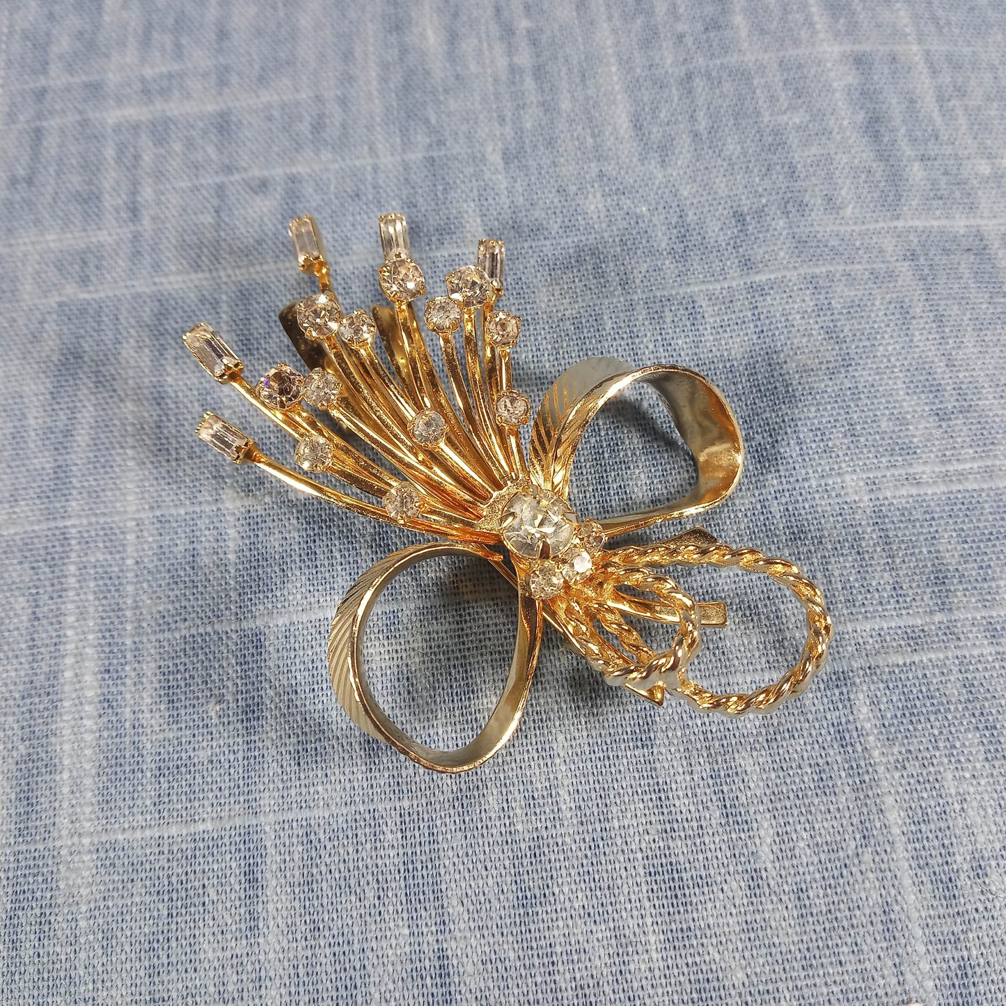 1990s Vintage Bow Spray Pin with Clear Rhinestones